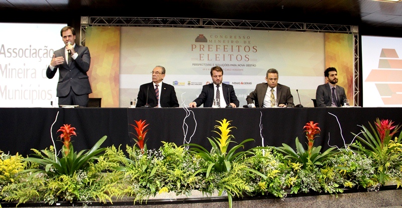 O procurador-geral do MPCMG, Daniel de Carvalho Guimarães discursa para os prefeitos eleitos. Ao seu lado, o presidente do TCEMG, conselheiro Sebastião Helvecio; em seguida, o professor Gustavo Nassif; o secretário geral do Ministério Público de Minas Gerais (MPMG), José Carlos Fernandes Junior e o coordenador geral de Recursos Acesso à Informação substituto da Controladoria Regional da União (CGU) em Minas Gerais, Rafael Antônio Dal Rosso (Foto: Karina Camargos Coutinho)